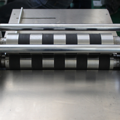 Máquina que raja de la batería de la asamblea del electrodo semi auto de la máquina 500m m